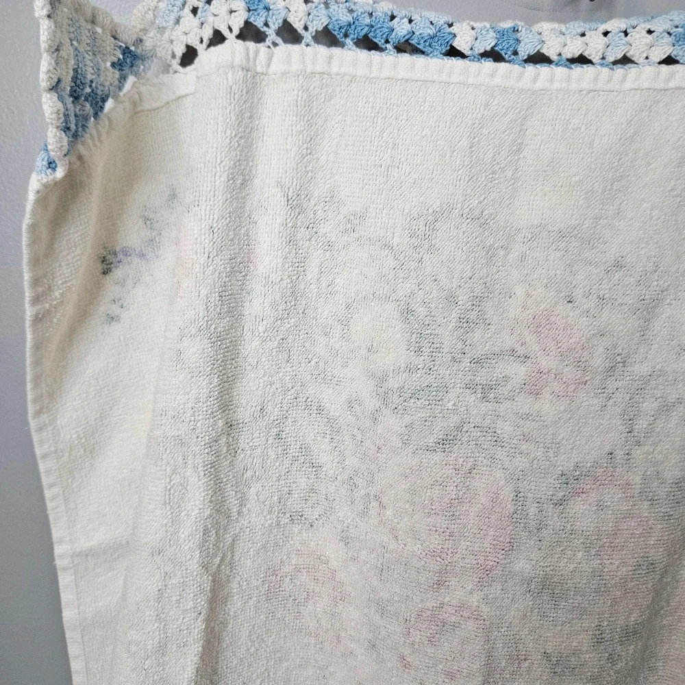 Vtg Floral Rose Bath Towel Blue White Crocheted Lace‎ Trim Shabby Chic 21